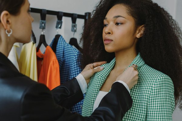 Les meilleurs soins naturels pour des cheveux bouclés éclatants